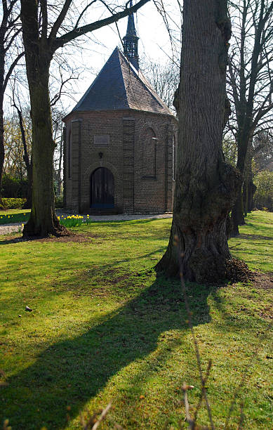 istock protestant church / Vincent van Gogh 1884 146800631
