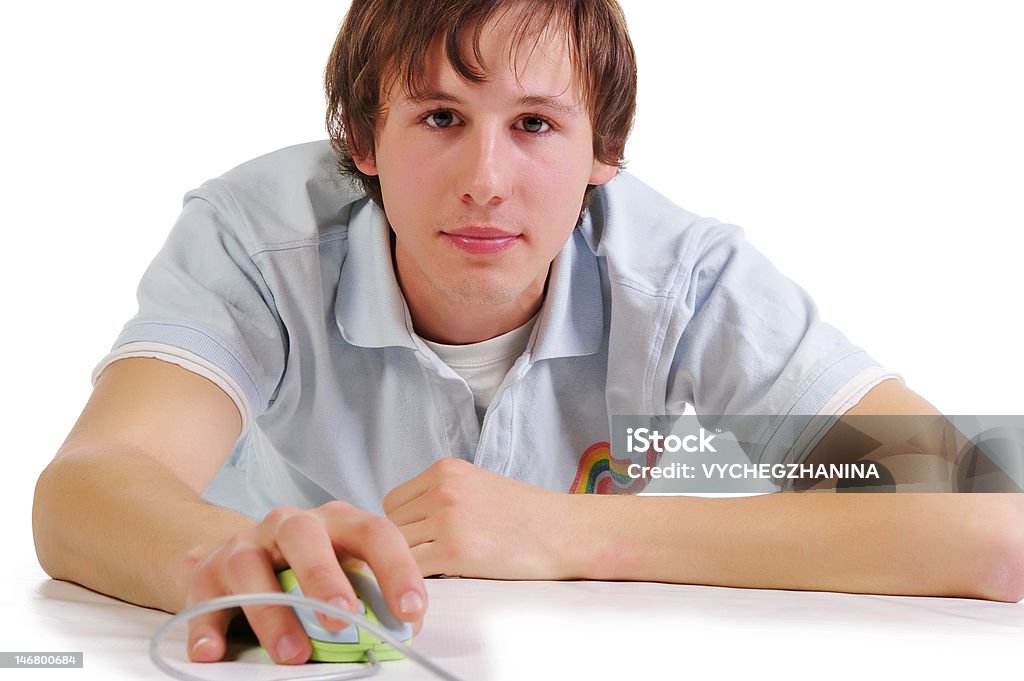 Молодые мужчины с компьютерной мыши - Стоковые фото Белый фон роялти-фри