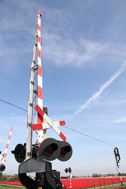 passagem de nível - railroad crossing railway signal gate nobody imagens e fotografias de stock