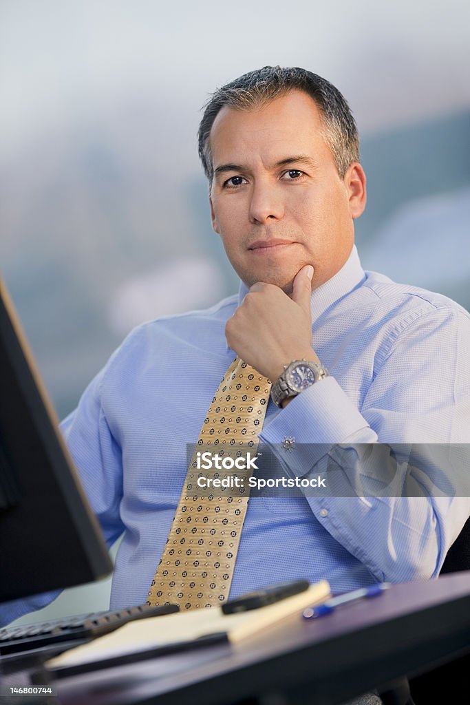 Hispanic Business 사람이 앉아 테스크에 - 로열티 프리 45-49세 스톡 사진