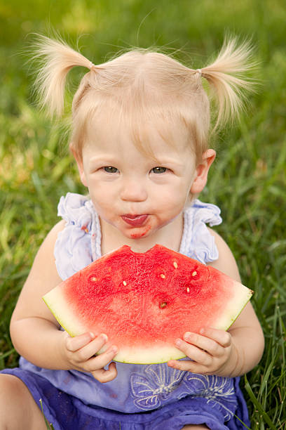 유아 eats 워터멜론 - watermelon missing bite melon grass 뉴스 사진 이미지