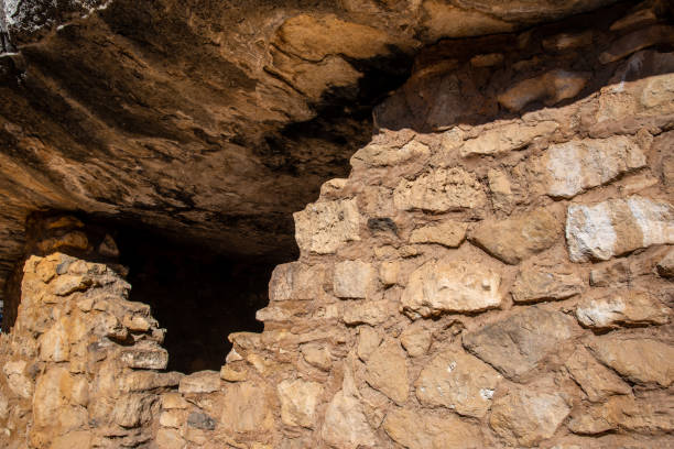 habitat troglodytique de walnut canyon - walnut canyon ruins photos et images de collection