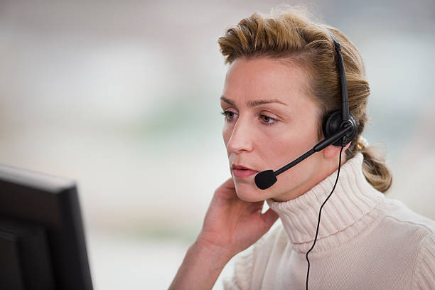 moderno business donna con cuffia - white collar worker global communications side view headset foto e immagini stock