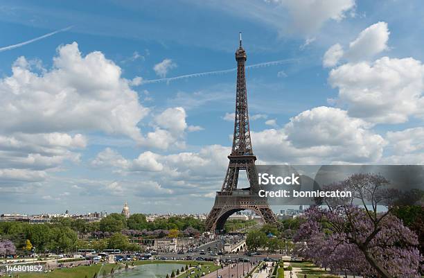 Soleada De Domingo A La Torre Eiffel Foto de stock y más banco de imágenes de Aire libre - Aire libre, Arquitectura, Azul