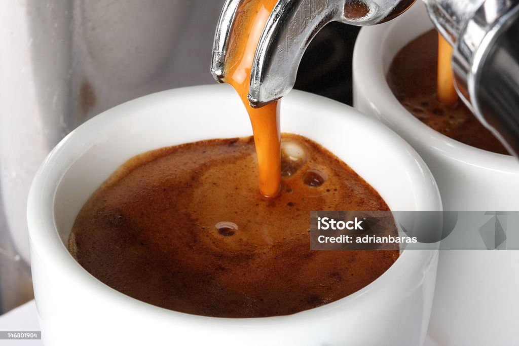 Caffè Versare in un contenitore - Foto stock royalty-free di Beige