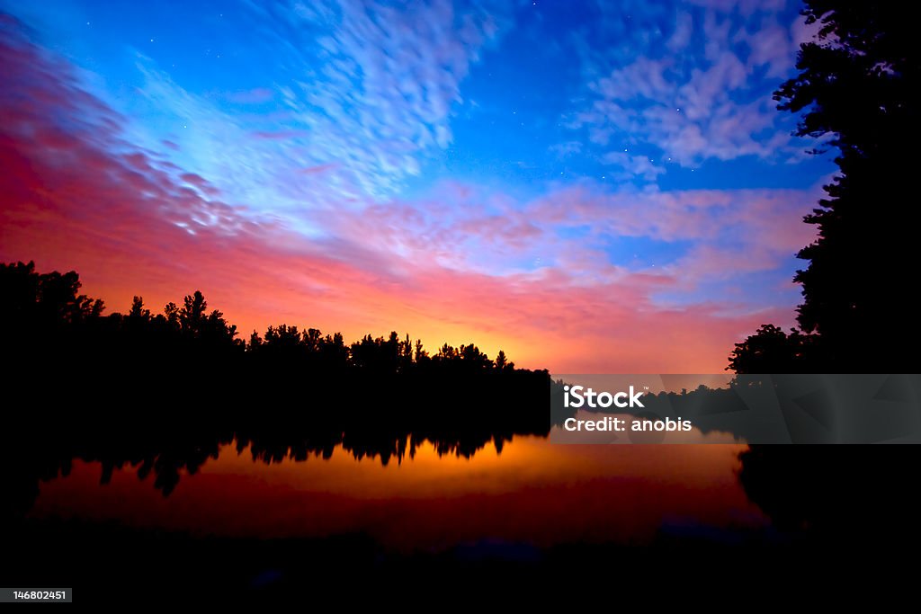 Закат на реку - Стоковые фото Абстрактный роялти-фри