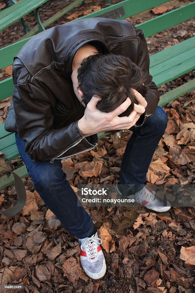 Junger Mann mit Kopf in den Händen - Lizenzfrei Männlicher Teenager Stock-Foto