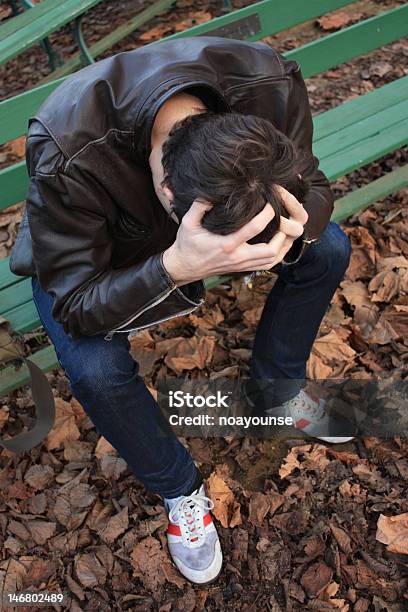 Junger Mann Mit Kopf In Den Händen Stockfoto und mehr Bilder von Männlicher Teenager - Männlicher Teenager, Depression, Parkanlage