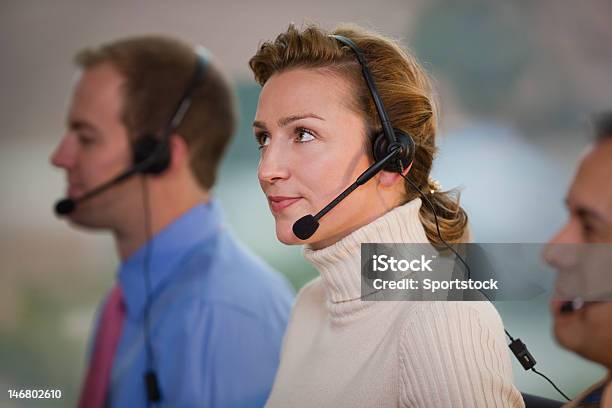 Mulher De Negócios Com Auscultadores Com Microfone - Fotografias de stock e mais imagens de Perfil - Vista Lateral - Perfil - Vista Lateral, Pessoal de Assistência a Clientes, A usar um telefone