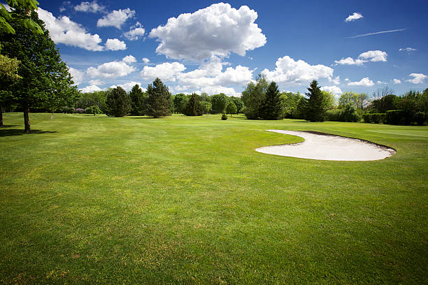 bunker no campo de golfe e céu nublado - golf course golf sand trap beautiful - fotografias e filmes do acervo