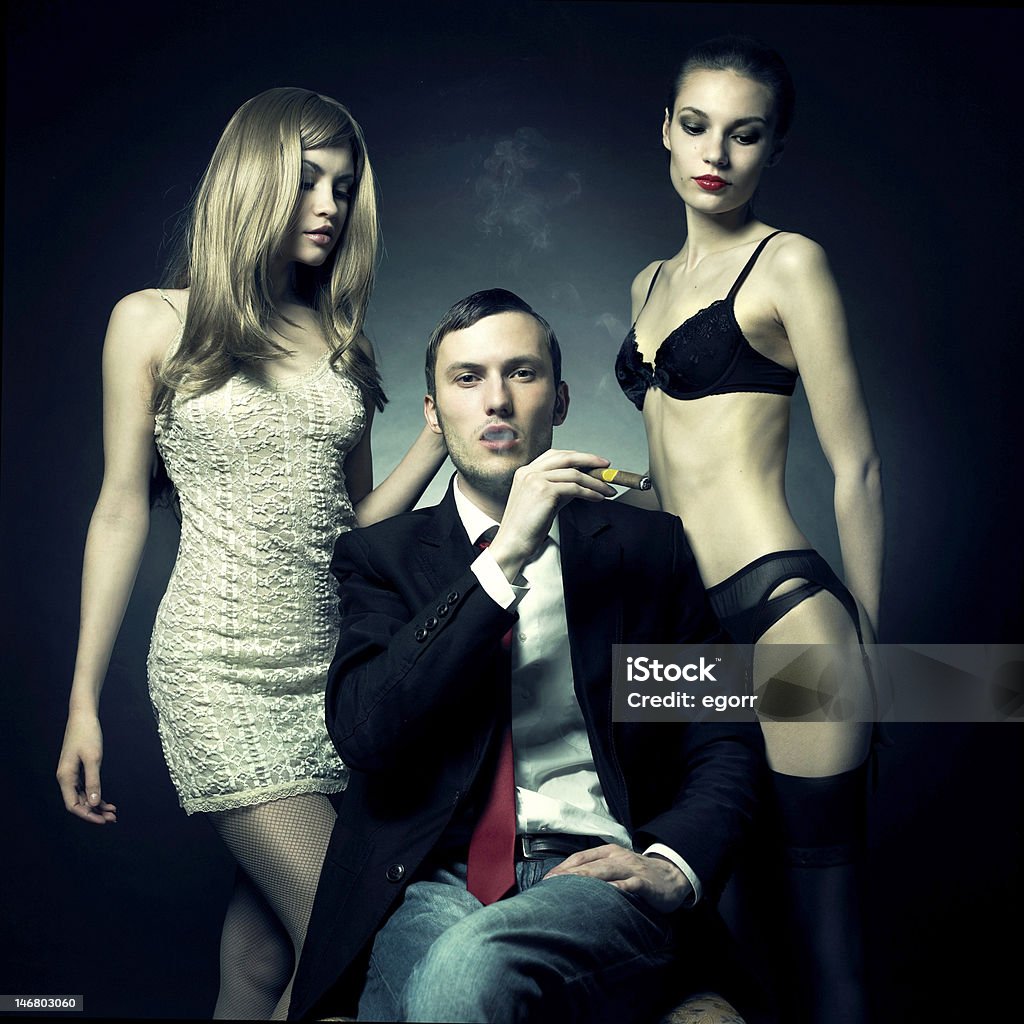 Красивый человек и две женщины - Стоковые фото Чувственность роялти-фри