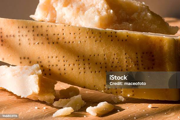 Parmigiano Reggiano Foto de stock y más banco de imágenes de Parmesano - Parmesano, Rebanada, Alimento