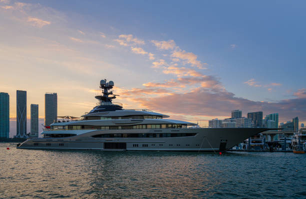 baía de biscayne, miami - iate ancorado - marina yacht florida sunset - fotografias e filmes do acervo