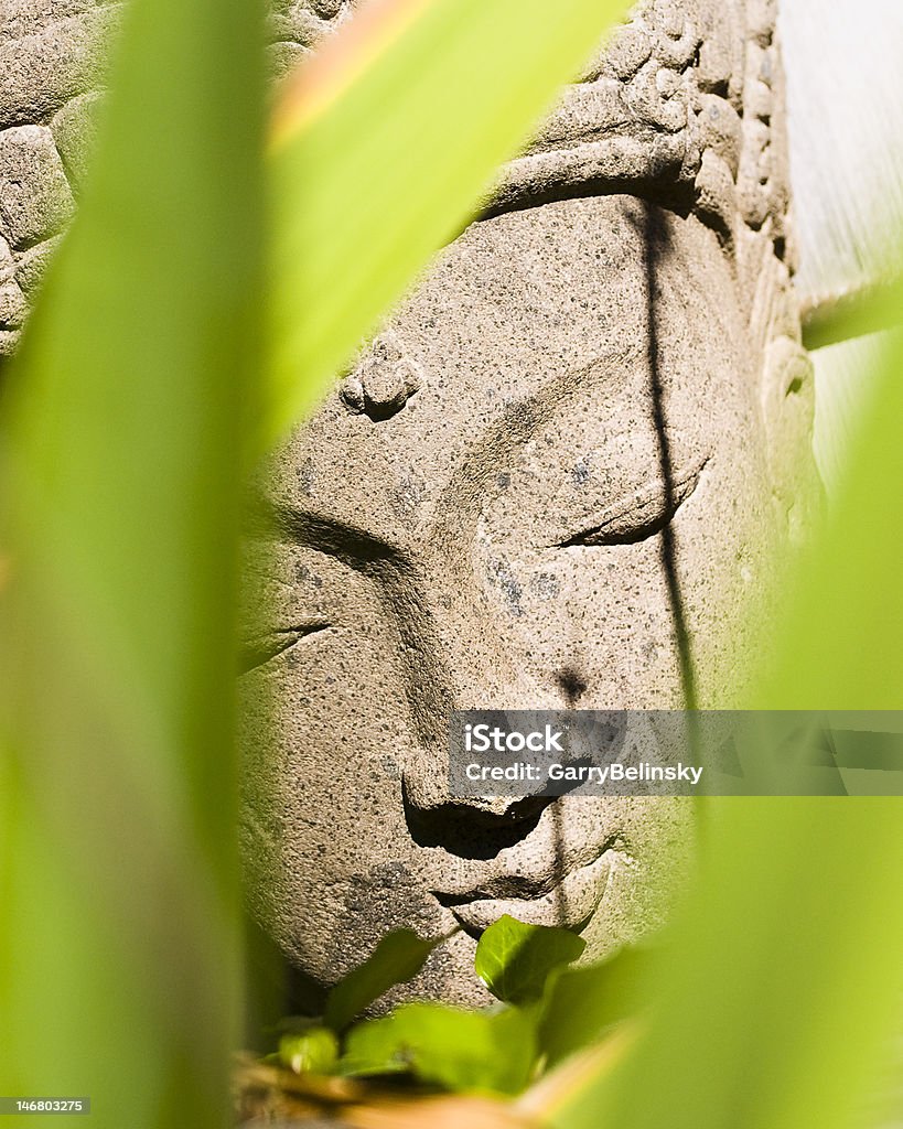 Buda estatua y las hojas - Foto de stock de Aislado libre de derechos