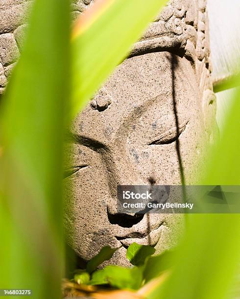 Будда Статуя И В Виде Пальмовых Листьев — стоковые фотографии и другие картинки Без людей - Без людей, Будда, Буддизм