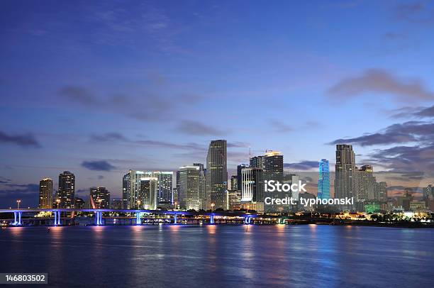 Downtown Miami Al Atardecer Foto de stock y más banco de imágenes de Agua - Agua, Aire libre, Anochecer