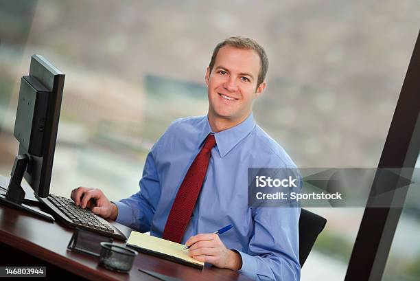 비즈니스 앉은 잘생긴 남자 시 테스크에 30-34세에 대한 스톡 사진 및 기타 이미지 - 30-34세, 갈색 머리, 교육