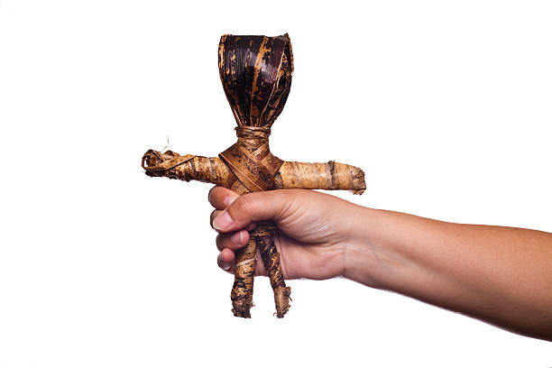 Juju-Puppe in einer hand – Foto