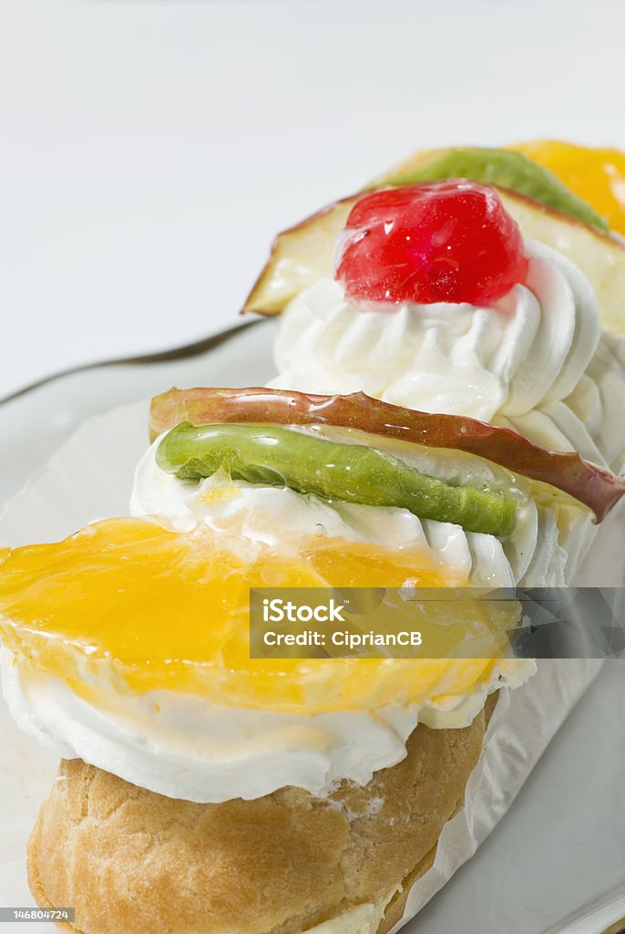 Pastel de frutas con frutas y crema batida - Foto de stock de Alimento libre de derechos