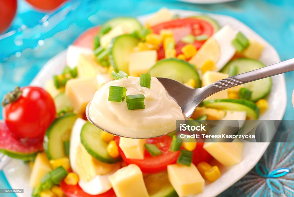 Овощной салат с ложкой в Майонез - Стоковые фото Без людей роялти-фри