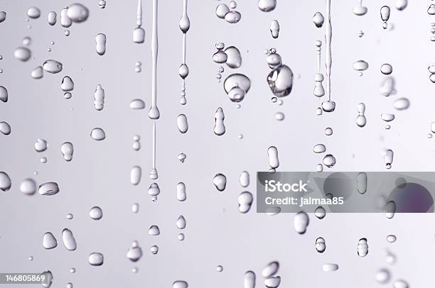 Gotas Foto de stock y más banco de imágenes de Gota de lluvia - Gota de lluvia, Flotando en el aire, Condensación