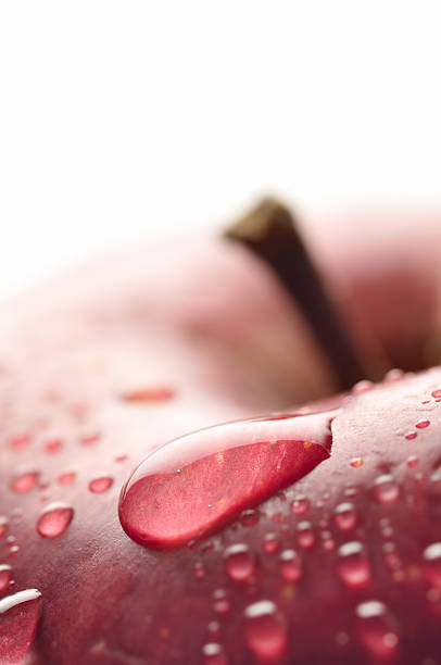 primer plano de niña con fregadero - drop red delicious apple apple fruit fotografías e imágenes de stock