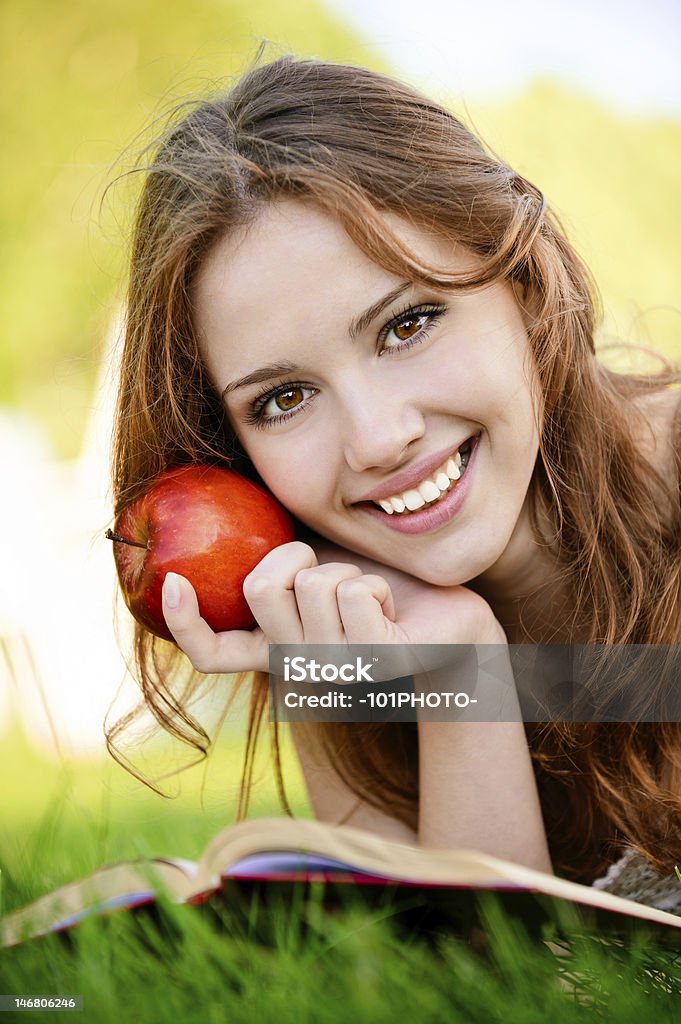 Mädchen mit Buch und apple - Lizenzfrei 20-24 Jahre Stock-Foto