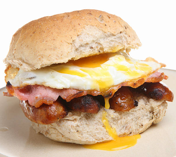 rollo de desayuno y salchichas, tocino & huevo - eggs fried egg egg yolk isolated fotografías e imágenes de stock