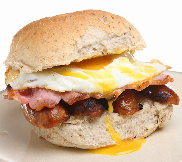 prima colazione roll con salsiccia, bacon & uova - sandwich eggs bacon breakfast foto e immagini stock