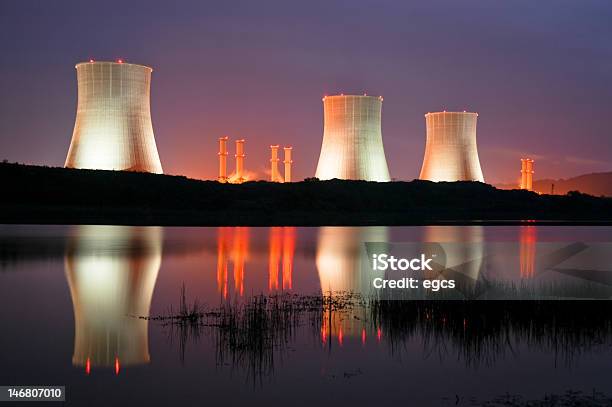 Illuminazione Centrale Nucleare Di Notte - Fotografie stock e altre immagini di Torre di raffreddamento - Torre di raffreddamento, Notte, Acqua