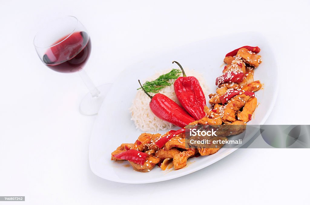 Bicchiere di vino e un piatto di pollo con riso e speciali - Foto stock royalty-free di Alimentazione sana