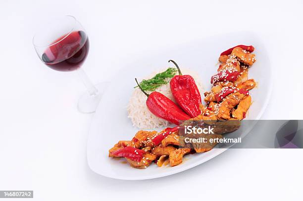 Bicchiere Di Vino E Un Piatto Di Pollo Con Riso E Speciali - Fotografie stock e altre immagini di Alimentazione sana