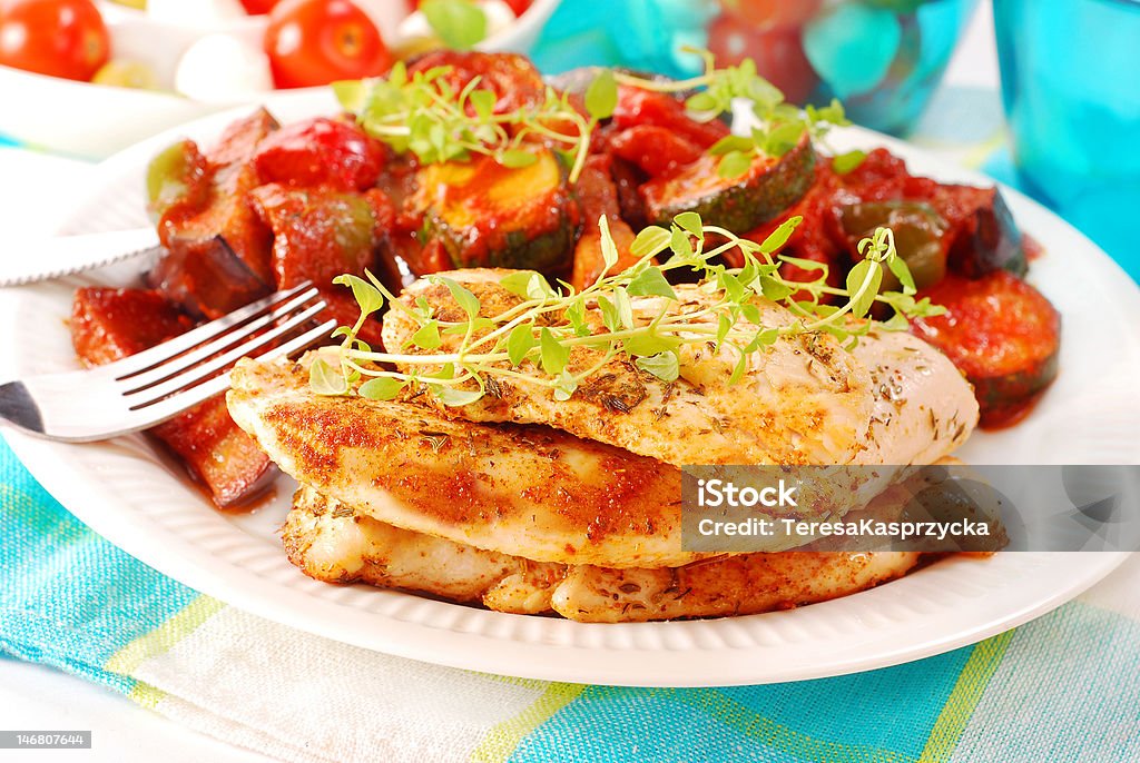 그릴드 치킨 안심 및 라타투이 - 로열티 프리 닭고기 스톡 사진