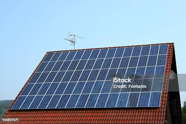 Panele Słoneczne Na Dachu - zdjęcia stockowe i więcej obrazów Bez ludzi - Bez ludzi, Bezchmurne niebo, Budowla mieszkaniowa