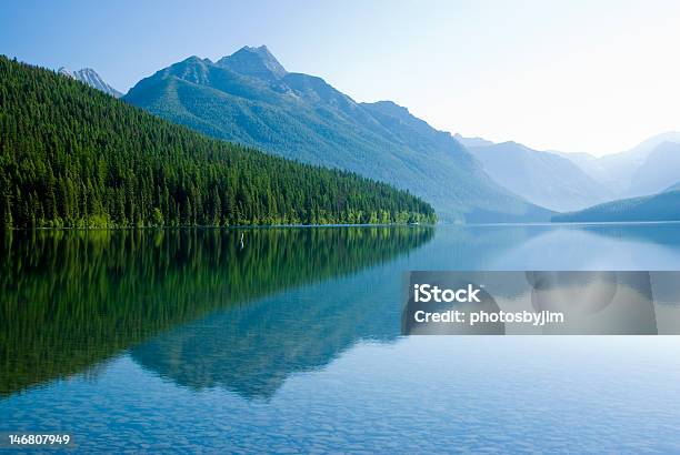 Bowman Озеро — стоковые фотографии и другие картинки Bowman Lake - Bowman Lake, Без людей, Берег озера