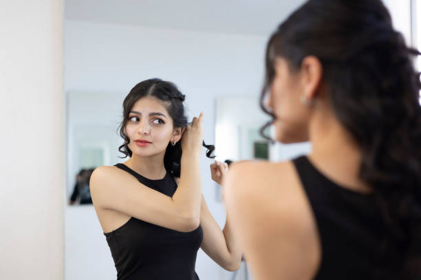 istock Woman using the ferro to comb her hair 1468079972