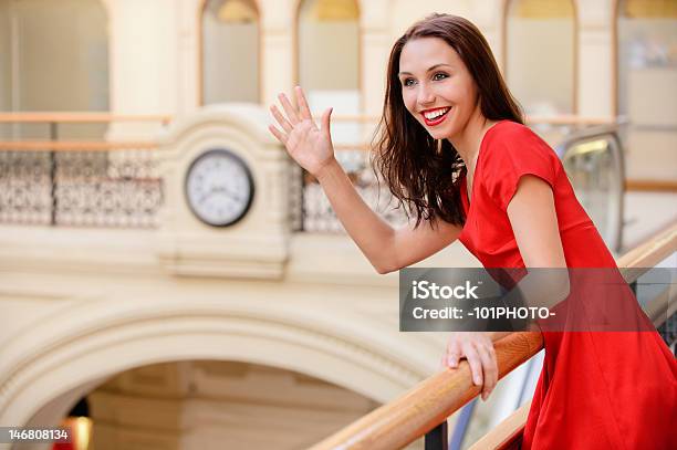 Kobieta Spotyka Znajomego - zdjęcia stockowe i więcej obrazów Uśmiechać się - Uśmiechać się, Balustrada - Element budynku, Balustrada - Granica