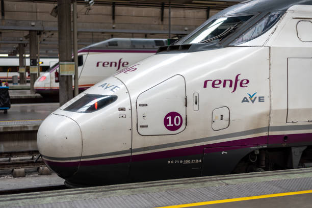 высокоскоростной пассажирский поезд renfe на станции севилья в испании - train spain seville europe стоковые фото и изображения