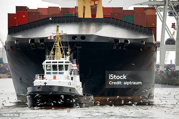 Navio Rebocador Reboque Carga No Porto - Fotografias de stock e mais imagens de Navio Rebocador - Navio Rebocador, Hamburgo, Navio Cargueiro