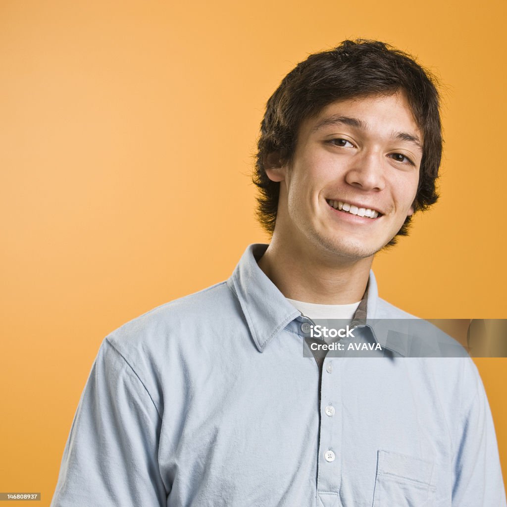 Attraente Uomo sorridente - Foto stock royalty-free di Abbigliamento casual