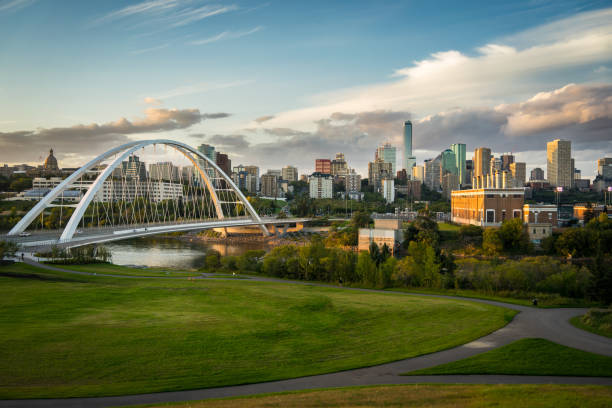 puente colgante de walterdale y río saskatchewan con horizonte en edmonton alberta canadá al atardecer - alberta fotografías e imágenes de stock