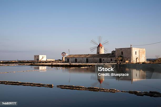 Photo libre de droit de Old Mill Et Marais Salants banque d'images et plus d'images libres de droit de Architecture - Architecture, Beauté de la nature, Bleu