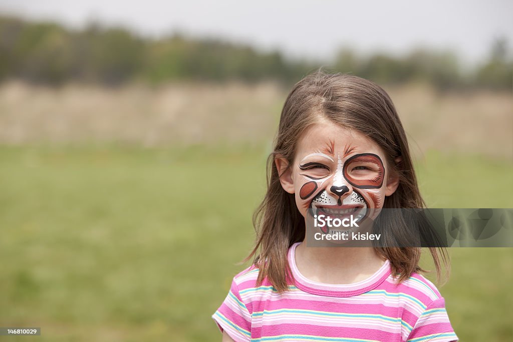 Девушка с лицом, окрашенные в виде собаки - Стоковые фото Весёлый роялти-фри