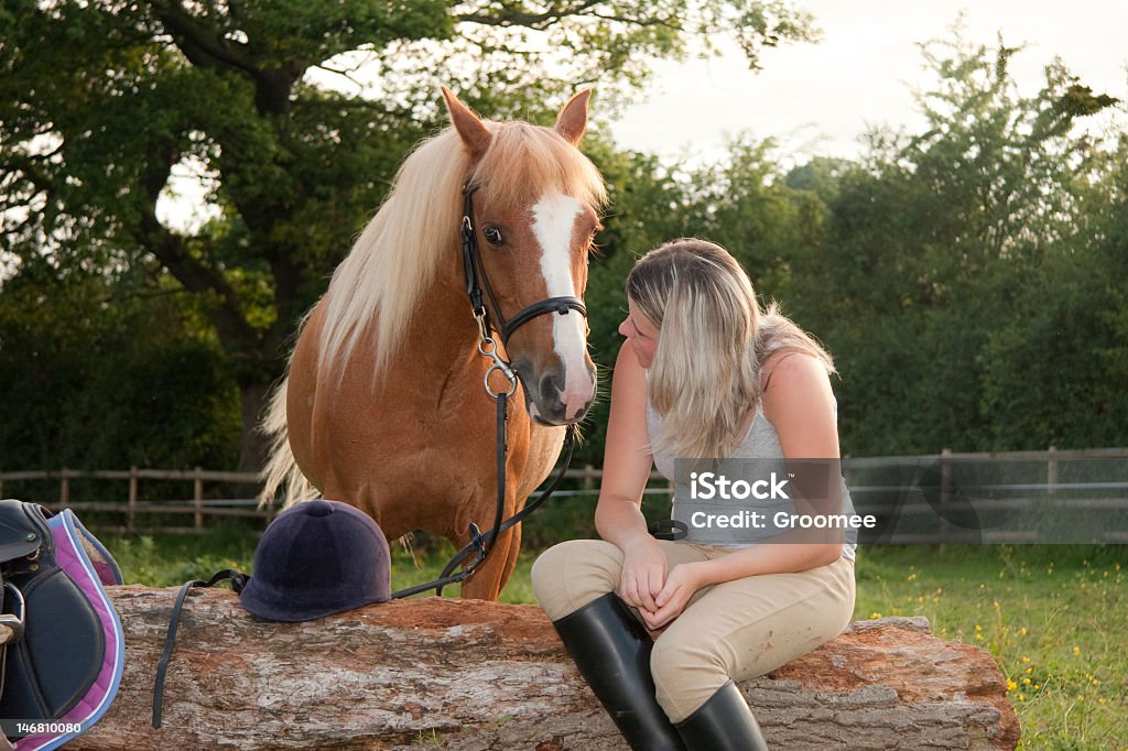 Jovem e seu cavalo relaxar juntos. - Foto de stock de Adolescente royalty-free