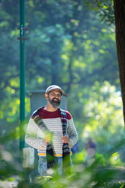 индийский мужчина, дающий выражение в парке. - business traditional culture journey india стоковые фото и изображения