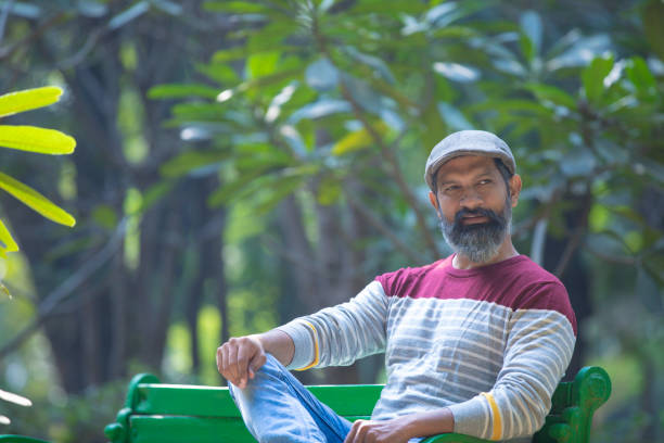 homme indien s’exprimant au parc. - business traditional culture journey india photos et images de collection