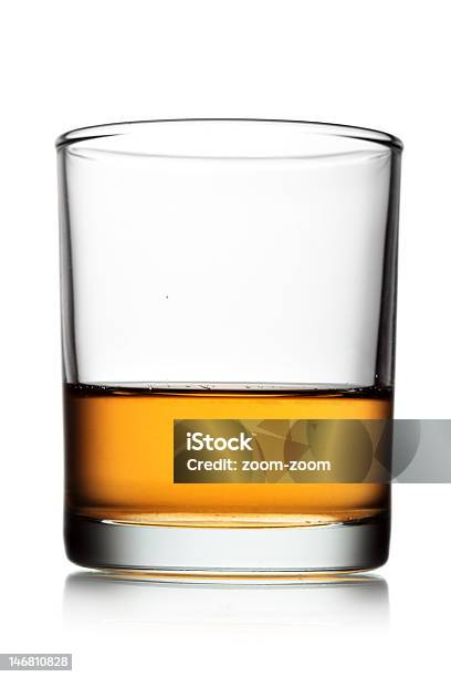 Vaso De Whisky Foto de stock y más banco de imágenes de Cristal - Material - Cristal - Material, Fondo blanco, Vaso