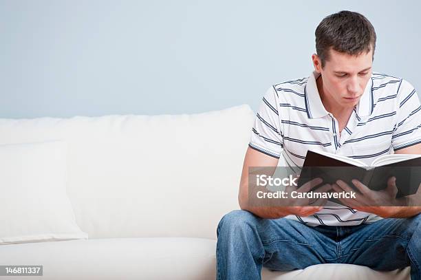 앉은 젊은 남자 소파 독서모드 20-29세에 대한 스톡 사진 및 기타 이미지 - 20-29세, 갈색 머리, 거실