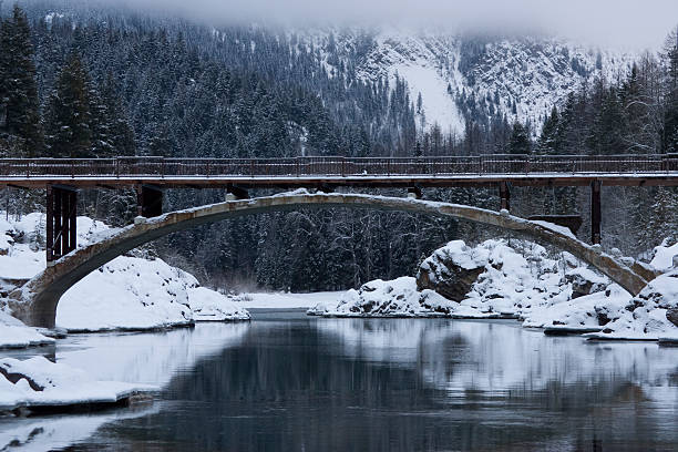 winter pintoresco con puente, agua y a las montañas - montana water landscape nature fotografías e imágenes de stock