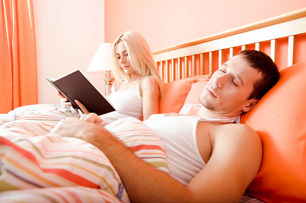 Relaxante na Cama de Casal - fotografia de stock